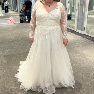David’s Bridal Wedding Dress - Size 24